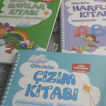 gelir gelmez denedik  3.sınıf olmasına rağmen yazısı bozuktu büyük olması avantajıyla ilk günden etkisini gördük özellikle kalem tutucuyu ödevlerini yaparken şuan kullanıyor kesinlikle tavsiye ederim yazılar çizimler gerçekten kendiliğinden siliniyor ☺️