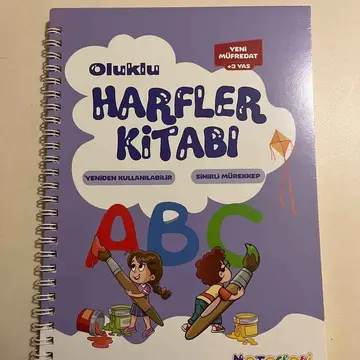 sayfaları gayet kalın parlak olukları belirgin oğlumun bu sayede  ince motor becerileri güzel çalışıyor harfleri tanımak için de önden çok güzel bir çalışma oluyor