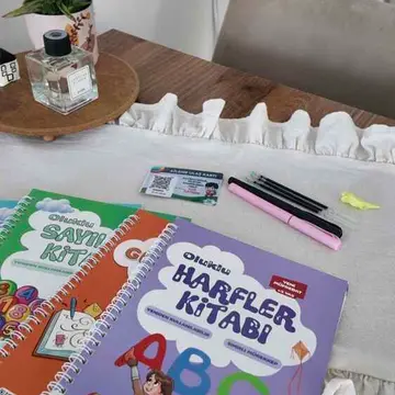 Okadar güzel bir set ki kızım cok sevdi çizim yapması kesinlikle kolaylaştı düz cizmekte zorlanıyordu tekrar ede ede daha iyi şimdi
