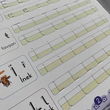 Kalem tutma becerisini geliştirirken eğlenerek harfleri öğrenmesine yardımcı oluyor donanımlı bir kitap çok beğendik aileme ulaş kartı için ayrıca teşekkürler