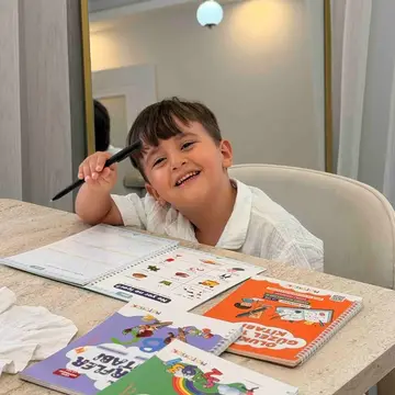 Okul öncesi için harika bir eğitici set oğlum sıkılmadan aksine eğlenerek öğreniyor kaleminindr kendiliğinden silinip tekrar kullanıma uygun olması ayrıca beni etkiledi tavsiye ederim❤️