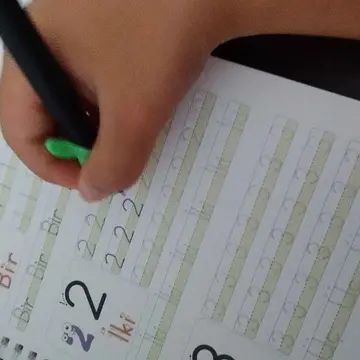 gelir gelmez denedik  3.sınıf olmasına rağmen yazısı bozuktu büyük olması avantajıyla ilk günden etkisini gördük özellikle kalem tutucuyu ödevlerini yaparken şuan kullanıyor kesinlikle tavsiye ederim yazılar çizimler gerçekten kendiliğinden siliniyor ☺️