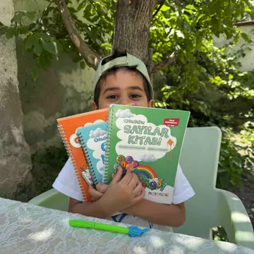Oldukça başarılı muadillerine nazaran dolu dolu ve kaliteli  eğlenerek öğretiyor 4 yaşında oğlum elinden düşürmüyor