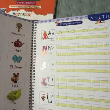 Ürün kesinlikle harika yazıyı yazdıktan 5 dakika sonra yazı kendi kendine siliniyor. Yedek kalemleri mevcut ayrıca ulaşım kartı da koymuşlar her şey için teşekkürler 💫